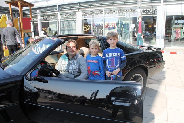 Auch Alexander, Ivan &amp; Pavel bestaunten das Kult-Auto | Foto: Jennifer Flechl