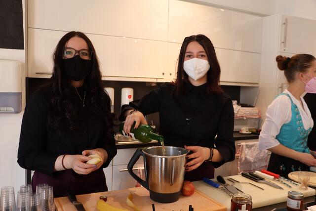 Frische Smoothies gab es von Elina Lenz und Melissa Jenal (v.li.) | Foto: Siegele