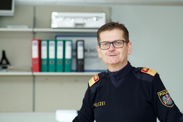 Bezirkspolizeikommandant Oberstleutnant Johann Neumüller schildert den ungewöhnlichen Beziehungskonflikt. | Foto: Santrucek