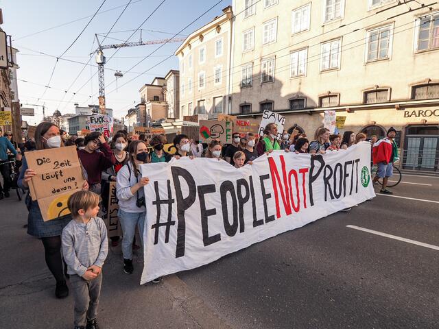 Laut Angaben der "Fridays For Future Salzburg" sollen es fast eintausend Menschen gewesen sein, die für das Ziel "Klimagerechtigkeit" auf die Straße gegangen sind.  | Foto: Fridays For Future Salzburg
