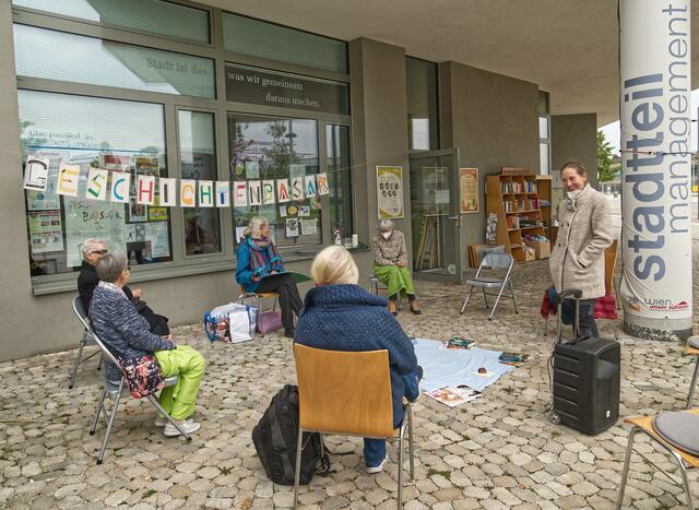 An Sonntag-Nachmittagen wurde der überdachte Bereich vor dem Stadtteilmanagement zum Basar. Das Programm konnte von jeder*m mitgestaltet werden und so bunt wie die Seestadt sein. | Foto: René Traum