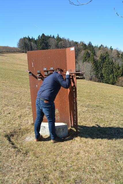 Mit dem Panoramagucker wird die umliegende Landschaft inspiziert. | Foto: Philipp Pöchmann