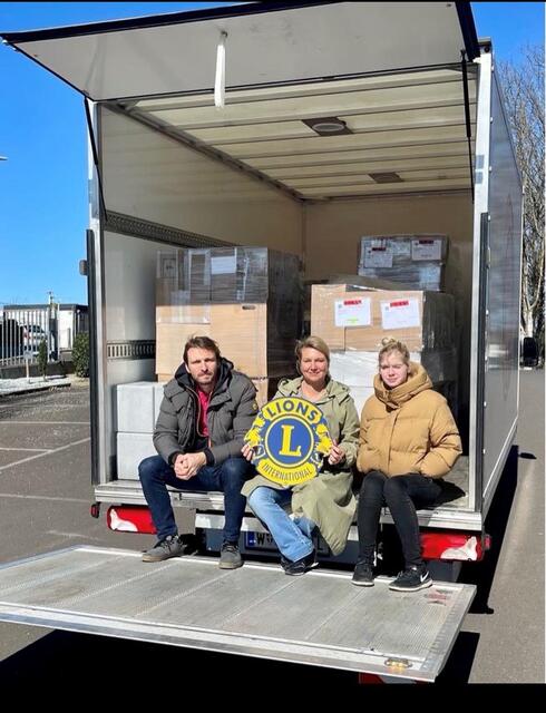 Viktor und Elke Kladensky (LC Primavera) sowie Oleksandra nach dem Beladen des LKWs. | Foto: Privat