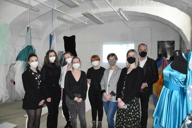 Lisa Dvorak, Ronja Rappel, Paula Sagaischek, Sarah Haiduk, Lina Renk, Ulla Reithmayr, Doris Huxhold, Martin Pfeffer (v.l). | Foto: HLM Mödling