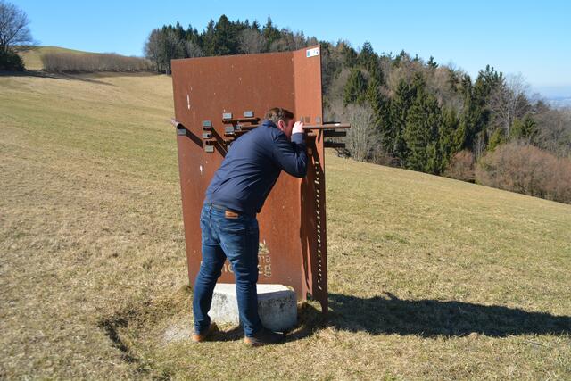 Mit dem Panoramagucker wird die umliegende Landschaft inspiziert. | Foto: Philipp Pöchmann