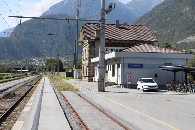 Der Bahnhof Schönwies wird bis 2024 komplett umgebaut: Fördermittel gibt es für die Nachnutzung des alten Bahnhofgebäudes. | Foto: Othmar Kolp