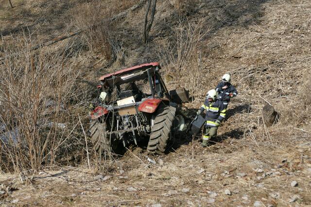 Die Feuerwehr musste den Traktor bergen. | Foto: FF/Horn