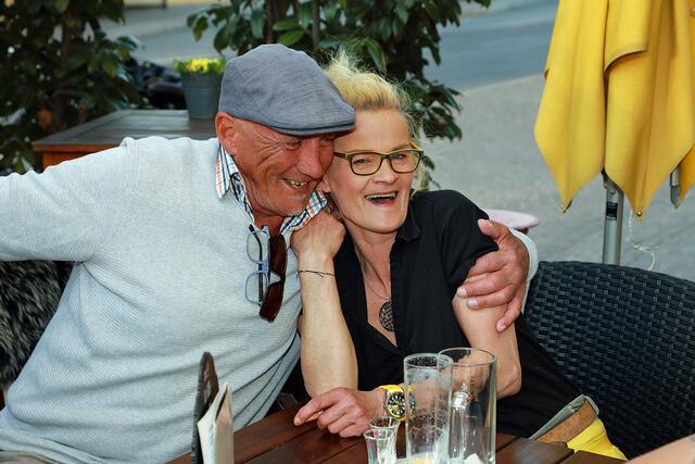 Wirtin Sylke Schneider mit "Kasbua-Willi" (Willi Paus) | Foto: Roland Pössenbacher