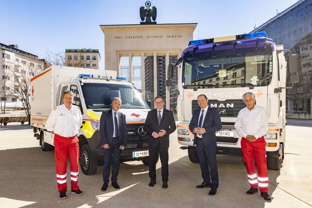 (Von li).: Landesrettungskommandant Martin Dablander, Herbert Walter (Vorstand der Abt. Krisen- und Katastrophenmanagement), LH Günther Platter, LHStv Josef Geisler, Rot-Kreuz-Präsident Günther Ennemoser verweisen auf sieben speziell ausgestattete Lkw und weitere Spezialfahrzeuge samt Besatzung, die beim Roten Kreuz für den Katastropheneinsatz zur Verfügung stehen.  | Foto:  © Land Tirol/Die Fotografen