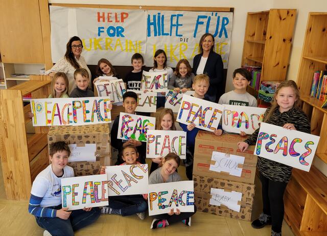 Die Klasse 3C der Volksschule Villach - Lind hat Plakate gebastelt, Briefe geschrieben und fleißig Sachspenden gesammelt.  | Foto: Privat 