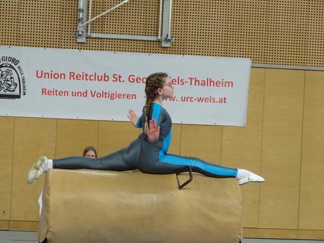 Die jungen Voltigierer zeigen Akrobatik am Tonnenpferd. | Foto: URC Wels-Thalheim