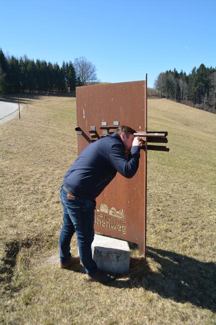 Mit dem Panoramagucker wird die umliegende Landschaft inspiziert. | Foto: Philipp Pöchmann
