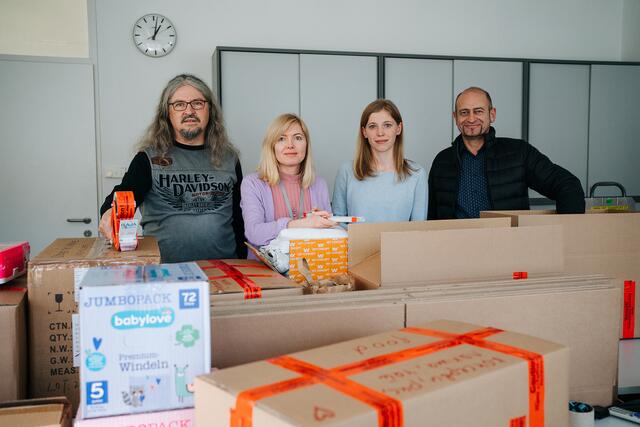v.l.n.r.: Hubert Maier, Viktoria Vitrenko und Kateryna Vidiakina sowie Walter Perktold. | Foto: Infineon