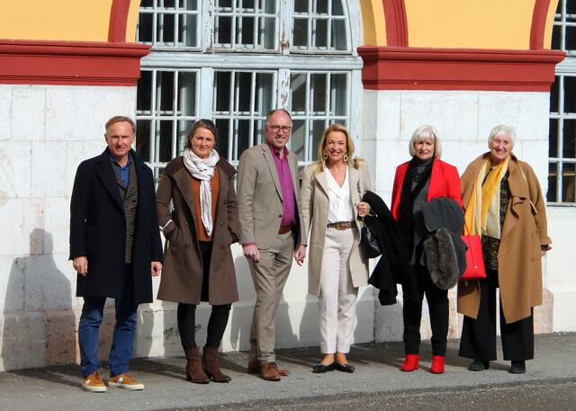 Festspielpräsidentin Kristina Hammer (4. v. l.) in Hallein. | Foto: H. Kronewitter