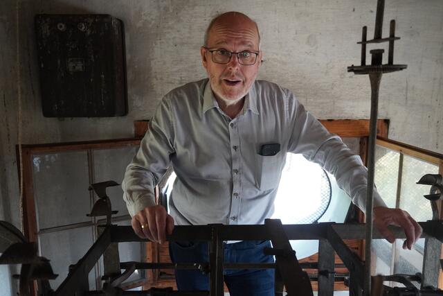 Die Sommerzeitumstellung durch Michael Neureiter am Turmuhrwerk von Joseph Christoph Schmidt 1732, umgebaut von Johann Bentele sen. 1794, im Turmhaus von Schloss Kleßheim, Wals-Siezenheim. Die Uhr ist permanent in Betrieb. 
 | Foto: Emanuel Hasenauer