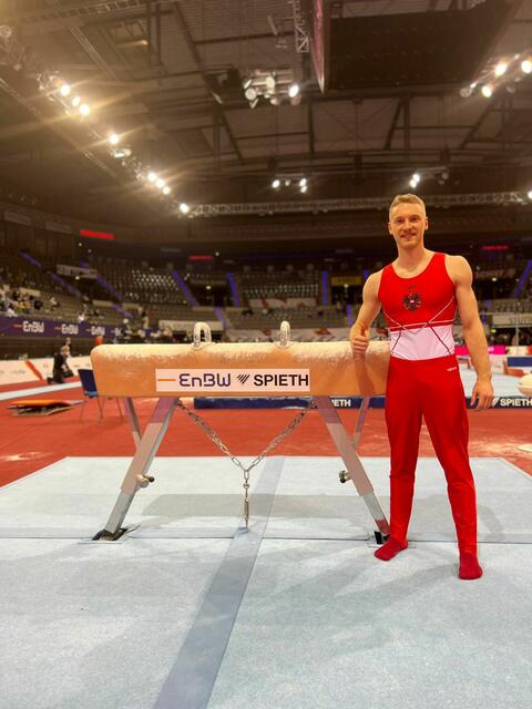 Jakob Lindlbauer unterstützt das Österreichische Nationalteam auf dem Pauschenpferd.  | Foto: Jakob Lindlbauer