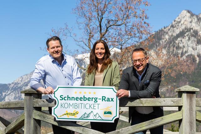 Feiern das neue Schneeberg-Rax-Kombiticket: Bernd Scharfegger (Geschäftsführer Scharfegger's Raxalpen Resort und Eigentümer der Rax-Seilbahn) mit Mariella Klement-Kapeller (Geschäftsführerin der Wiener Alpen in Niederösterreich) und Hubert Resch (Geschäftsführer der Schneebergbahn) | Foto: Katrin Nusterer