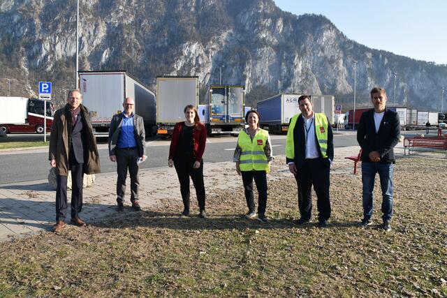 Bernhard Stiedl (DGB Vorsitzender Bayern), Günter Zellner (DGB Regionsgeschäftsführer), Ronja Endres (Vorsitzende der BayernSPD), Abgeordnete Diana Stachowitz (SPD), David Merck (Vereinte Dienstleistungsgewerkschaft, Bayern) und Benjamin Praxmarer (Landessekretär ÖGB Tirol, Vizepräsident Interregionaler Gewerkschaftsrat) (v.l.) setzen sich für bessere Bedingungen für Fahrer in der Logistikbranche ein. | Foto: Barbara Fluckinger