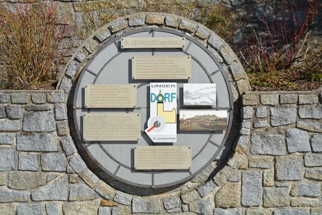 Infos über das Dorf gibt's am Hauptplatz von St. Leonhard am Walde. | Foto: Roland Mayr