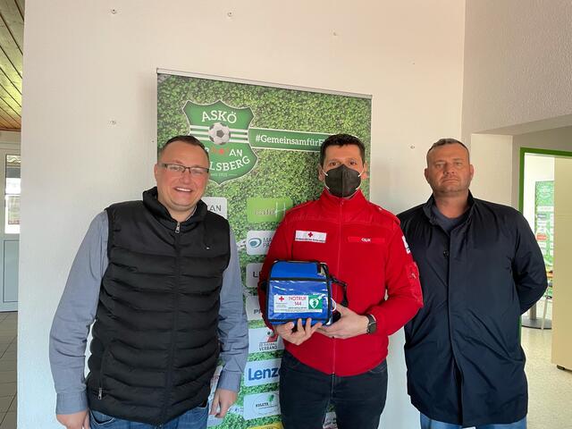 Obmann Mario Weindl, Ugur Celik vom Roten Kreuz OÖ und Jugendleiter Jürgen Pölzl. | Foto: ASKÖ Ebelsberg