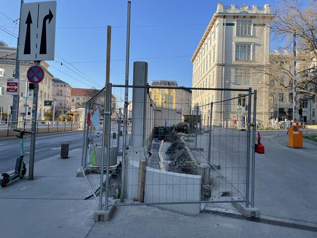 Bald ist die Mauer wieder komplett aufgebaut.  | Foto: Julia Schmidt