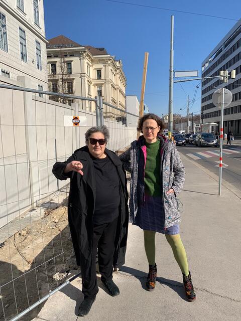 Eva Blimlinger (l.) und Bezirksvize Josefa Molitor-Ruckenbauer (beide Grüne) zeigen sich verärgert.  | Foto: Grüne Alsergrund