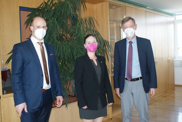 Vizebürgermeister Martin Holzer (ÖVP), Bürgermeisterin Reka Fekete (ÖVP) und Bezirkshauptmann Dr. Peter Suchanek (vlnr)  | Foto: Bezirkshauptmannschaft Bruck/Leitha