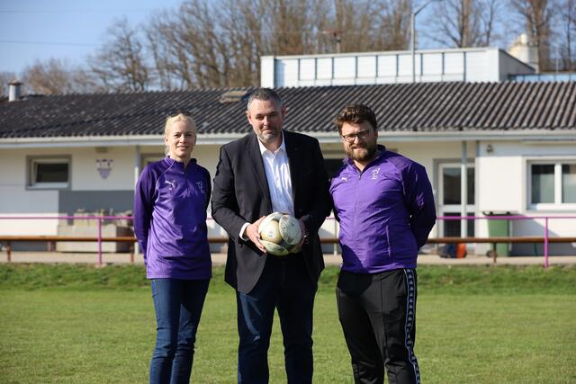 Die Fußballer rund um Obmann Toni Reiter und Mitstreiter Sigrid Denkmayr und Tobias Hagler (v.l.) peilen heuer den Aufstieg in die 1. Klasse an.