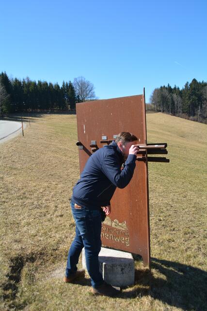 Mit dem Panoramagucker wird die umliegende Landschaft inspiziert. | Foto: Philipp Pöchmann