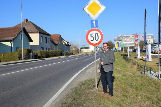 Vizebürgermeister Markus Brandstetter bei der neuen 50er-Tafel auf der Reichsstraße | Foto: Stadtgemeinde amstetten