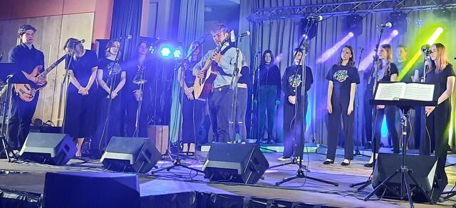 Die Formation "Music and Voice" gemeinsam mit dem ukrainischen Sänger und Gitarristen Fedir Halatii (M.).  | Foto: Borg Bad Radkersburg