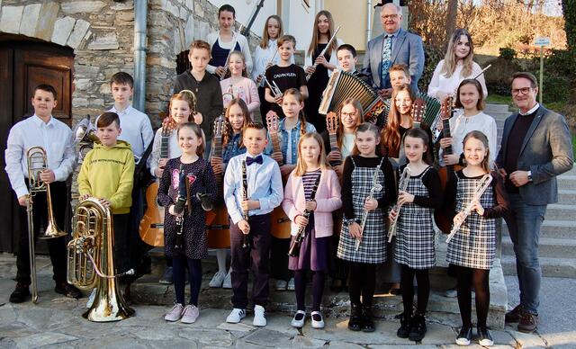 Bgm. Marcus Martschitsch und MSDir. Alois Lugitsch gratulierten den erfolgreichen Teilnehmern an Prima la Musica. | Foto: KK