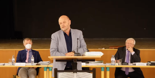 Johannes Benda (Grüne) sieht eine Zwei-Klassen-Gesellschaft bei den Flüchtlingen. | Foto: Screenshot Santrucek