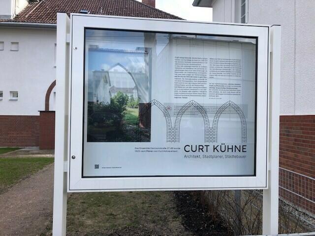 Infotafeln, wie hier im Franckviertel, erinnern an die Wohnbauten von Curt-Kühne. | Foto: GWG Linz