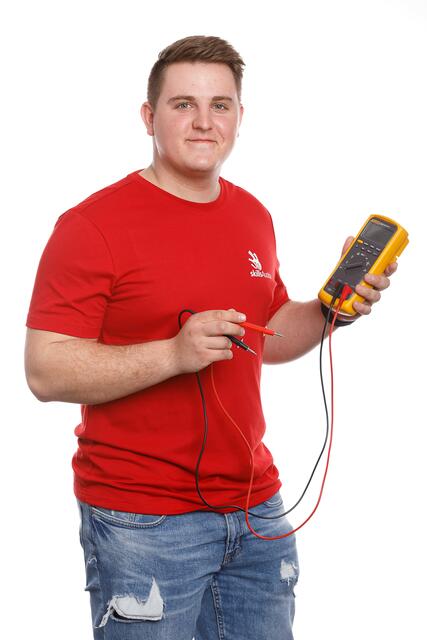 Philipp Bruckner aus Aschach im Bezirk Eferding geht für die Linzer voestalpine Stahl GmbH im BewerbAnlagenelektrik an den Start. | Foto: WKÖ/ SkillsAustria