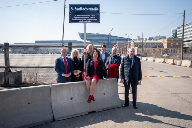 Benennung Staribacherstrasse in Neu Marz mit Landtagspräsident Ernst Woller (links). | Foto: PID/Bohmann
