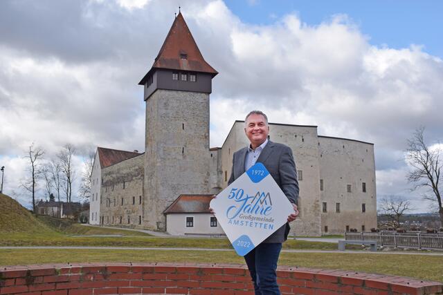 Anton Geister vor dem Schloss Ulmerfeld. | Foto: Stadtgemeinde Amstetten