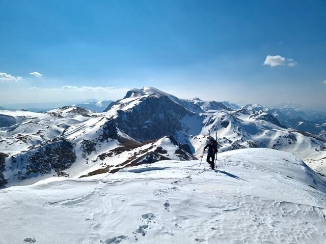 Die letzten Meter auf dem Weg zum Ringkamp-Gipfel, im Hintergrund der Hochschwab und die mächtige Eismauer.