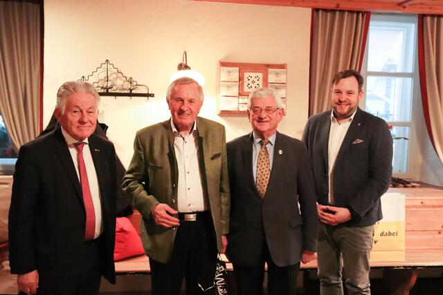 Landesobmann Josef Pühringer (links), Landesgeschäftsführer Franz Ebner (rechts) und der Perger Bezirksobmann Karl Grufeneder (2.v.r.) gratulieren Franz Hiesl (2.v.l.) zum 70er. | Foto: OÖSB