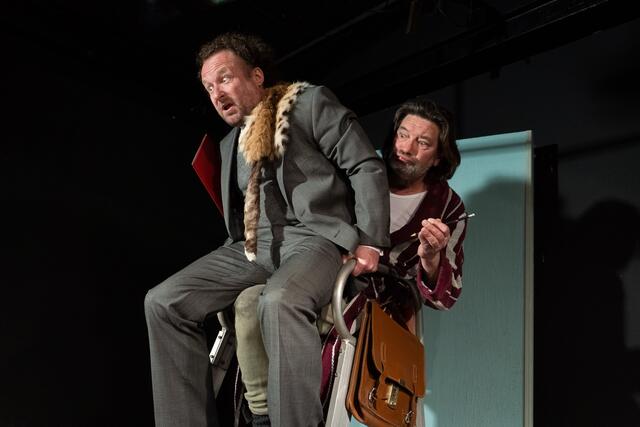 Ein schwedischer Feldforscher soll das Küchenverhalten eines Junggesellens beobachten. Dabei entwickelt sich im Theaterstück "Der Beobachter" eine unmögliche Freundschaft. Premiere ist am 30. März. | Foto: TiK/A. Kropsch