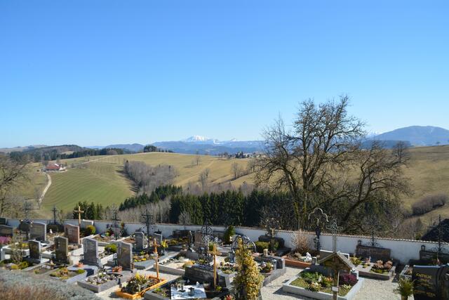 Auch von der Pfarrkirche in St. Leonhard am Walde zeigt sich der Ötscher in seiner ganzen Pracht. | Foto: Roland Mayr