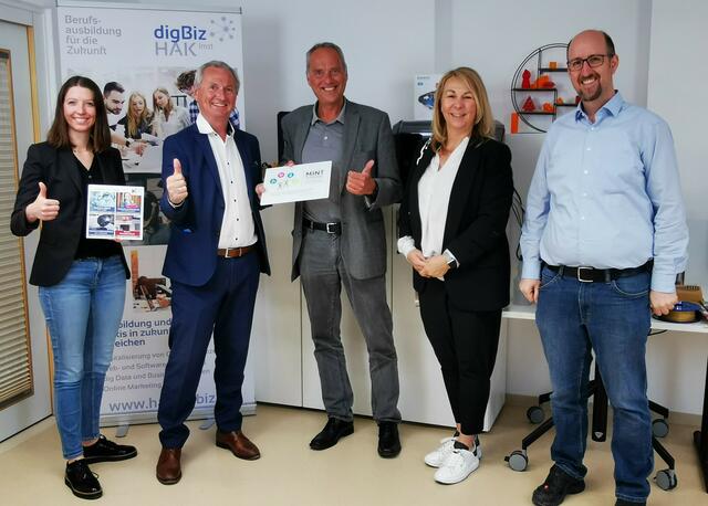 Christin Burckhardt, MSc Industriellenvereinigung Tirol, Dr. Eugen Stark Geschäftsführer Industriellenvereinigung Tirol, Mag. Harald Schaber Direktor HAK/HAS Imst, Dipl.-Päd. Mag. Claudia Grißmann Bildungsdirektion,  Mag. Dr. Claudio Landerer, Bakk IT-Koordinator HAK/HAS Imst | Foto: HAK