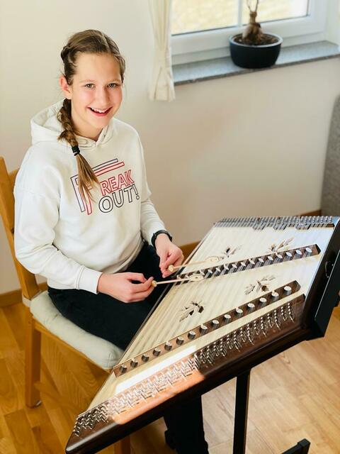 Anna Lukan aus Eibiswald übt schon fleißig für das Finale im Steirischen Hackbrettwettbewerb am kommenden Sonntag. | Foto: Lukan