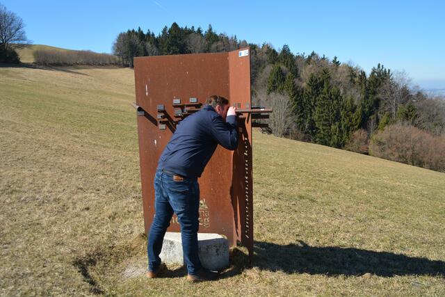 Mit dem Panoramagucker wird die umliegende Landschaft inspiziert. | Foto: Philipp Pöchmann