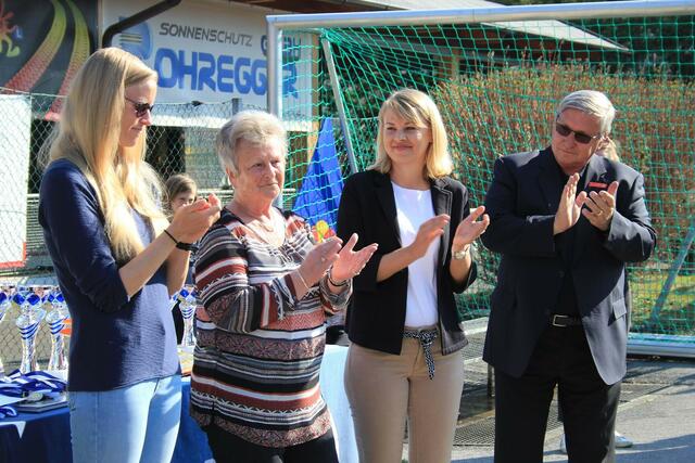 v. l. n. r.: Landtagsvizepräsidentin Stephanie Jicha, Elisabeth Götsch (Witwe des ehemaligen Nachwuchsleiters des SK Wilten Franz Götsch, der den Besele Cup begründet hat, diesem ist der Cup nun als Gedenkturnier gewidmet), Sportstadträtin Elisabeth Mayr und Bernhard Winterle (ASKÖ, 1. Vizepräsident) | Foto: SK Wilten