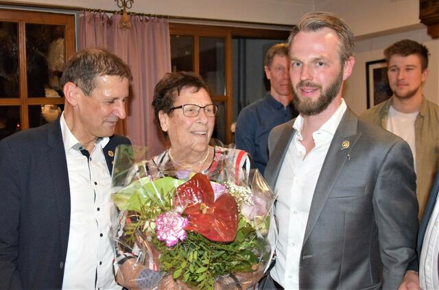 RC ARBÖ Tom Tailor Raifeisenkasse Wörgl 2022: Ein Blumengruß für die Mutter von Günther Feuchtner, die gute, arbeitsreiche Seele im Verein. | Foto: Friedl Schwaighofer