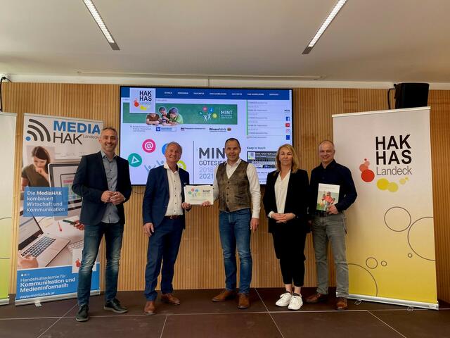 MINT-Gütesiegel für die HAK Landeck (v.l.): Rainer Haag, Eugen Stark, Direktor Reinhold Greuter (HAK Landeck), Claudia Grissmann (Bildungsdirektion Tirol) und Gerhard Netzer (HAK Landeck). | Foto: HAK Landeck