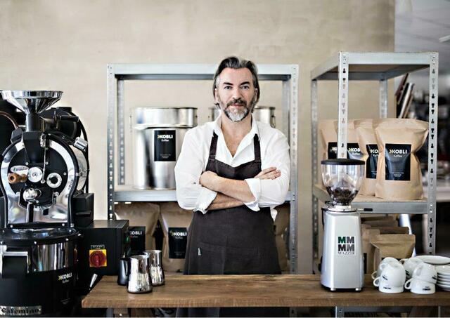 Helmut Koblischek ist seit vielen Jahren leidenschaftlicher Kaffeetrinker, Barista und Kaffeeröster im Café Koblischek by Katrin in Weiz. | Foto: Ina Raminger