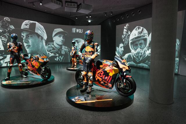 In der KTM Motohall kann die originalgetreue Figurine von Red Bull KTM Factory Racing Fahrer Brad Binder und das legendäre MotoGPTM Bike, die RC16 aus der letzten Saison angesehen werden. | Foto: KTM