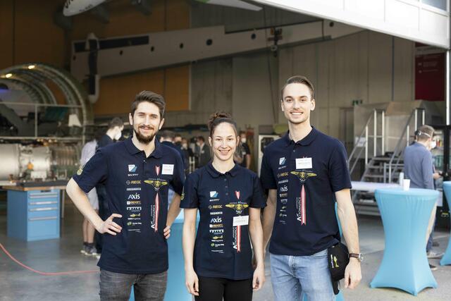 Thomas Teichmeister, Sophie Benkwitz und Matthias Spitzauer (von links) leiten das Team, das den Modellflieger gebaut hat. | Foto: FH Joanneum